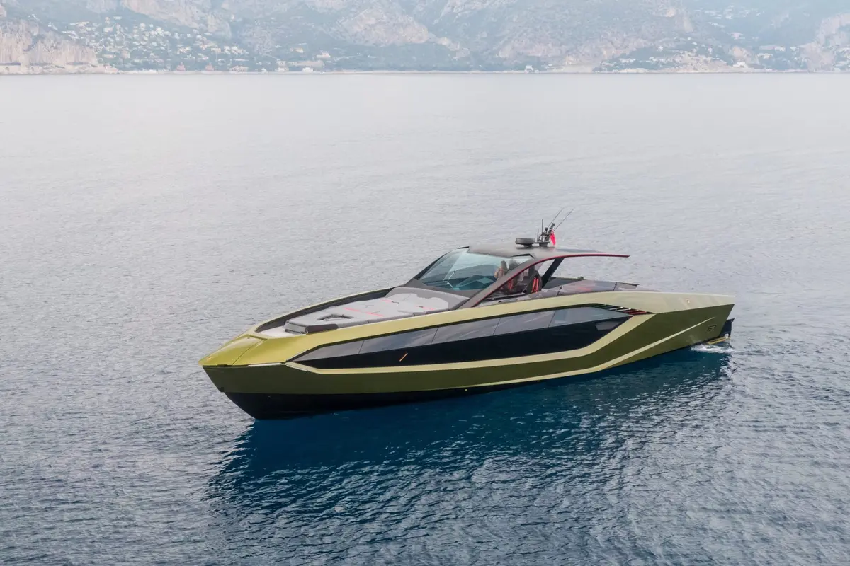 Lamborghini 63, главная палуба — Ibiza charter yachts , Ибица. Карбон и 60 узлов вдоль западного берега Ибицы