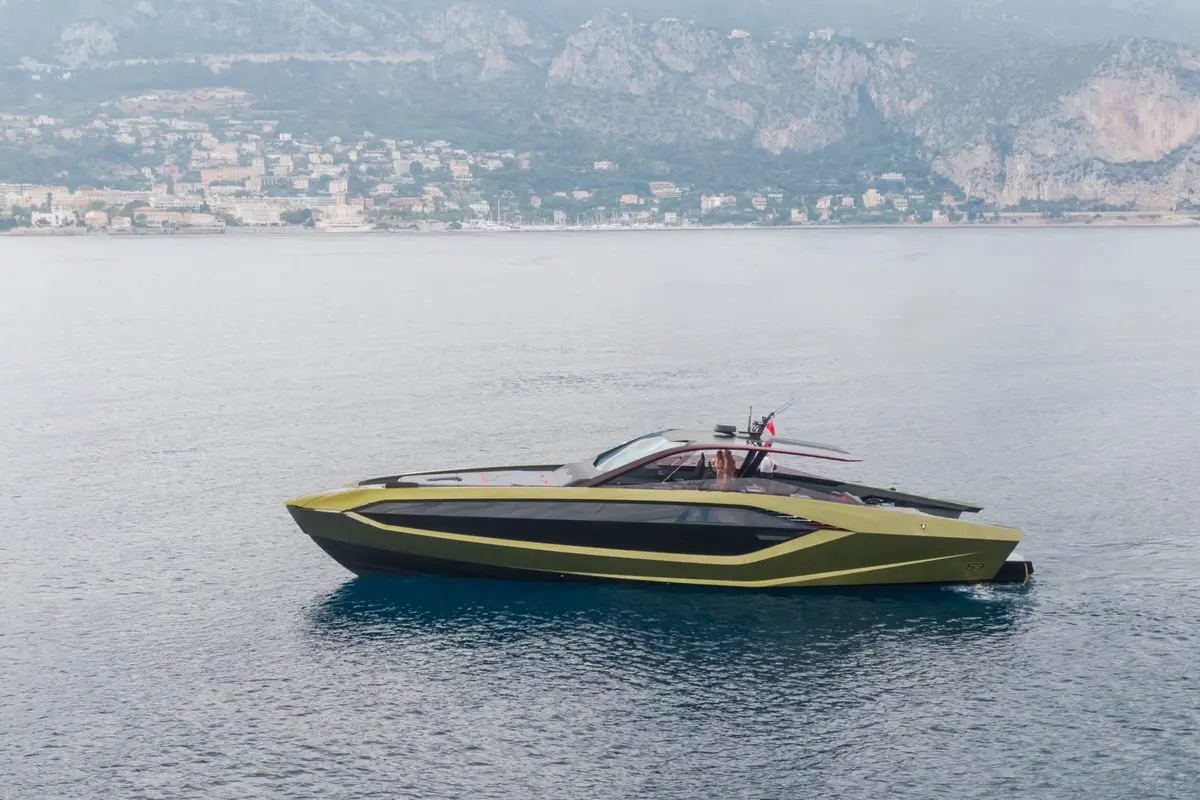 Lamborghini 63, кормовая палуба — Ibiza charter yachts , Ибица. Карбон и 60 узлов вдоль западного берега Ибицы